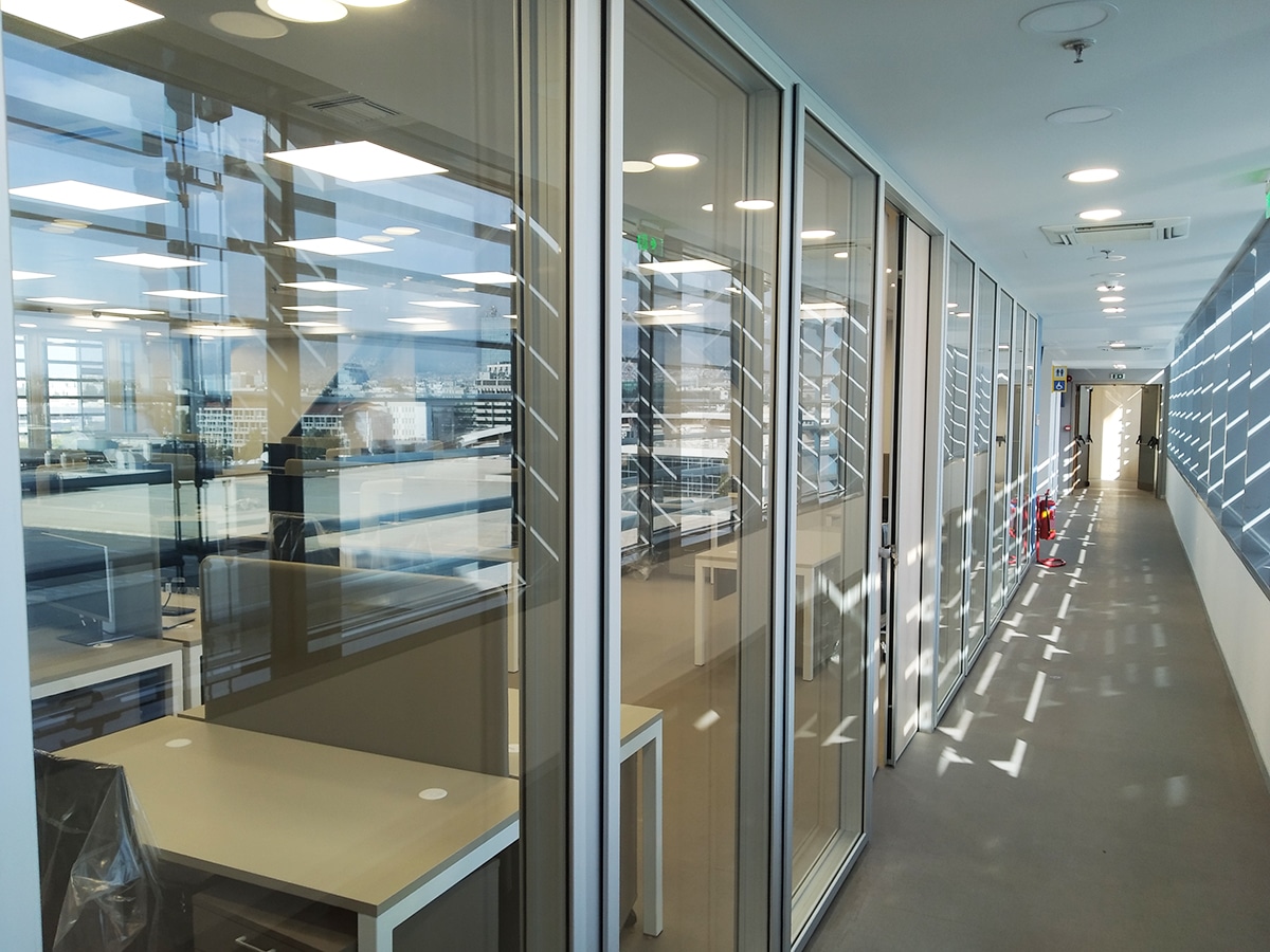 Installation of partitions in the new Civil Protection building in Athens